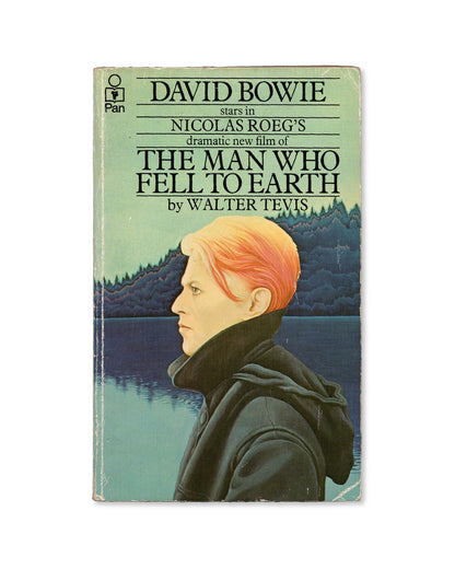 The Man Who Fell to Earth by Walter Tevis Book Cover featuring an illustration of David Bowie
